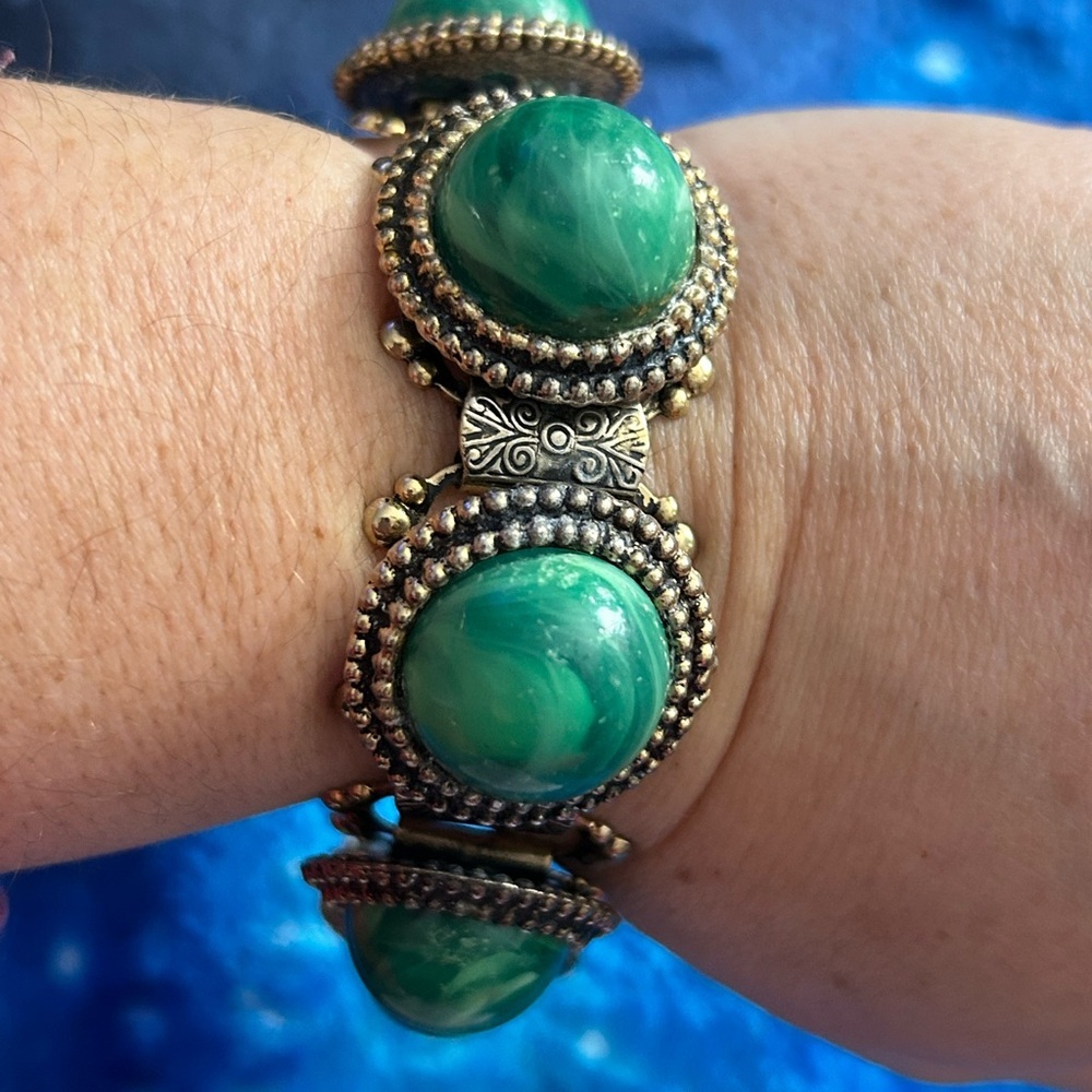 SELRO Elegant Green and Gold Bracelet 7 inches